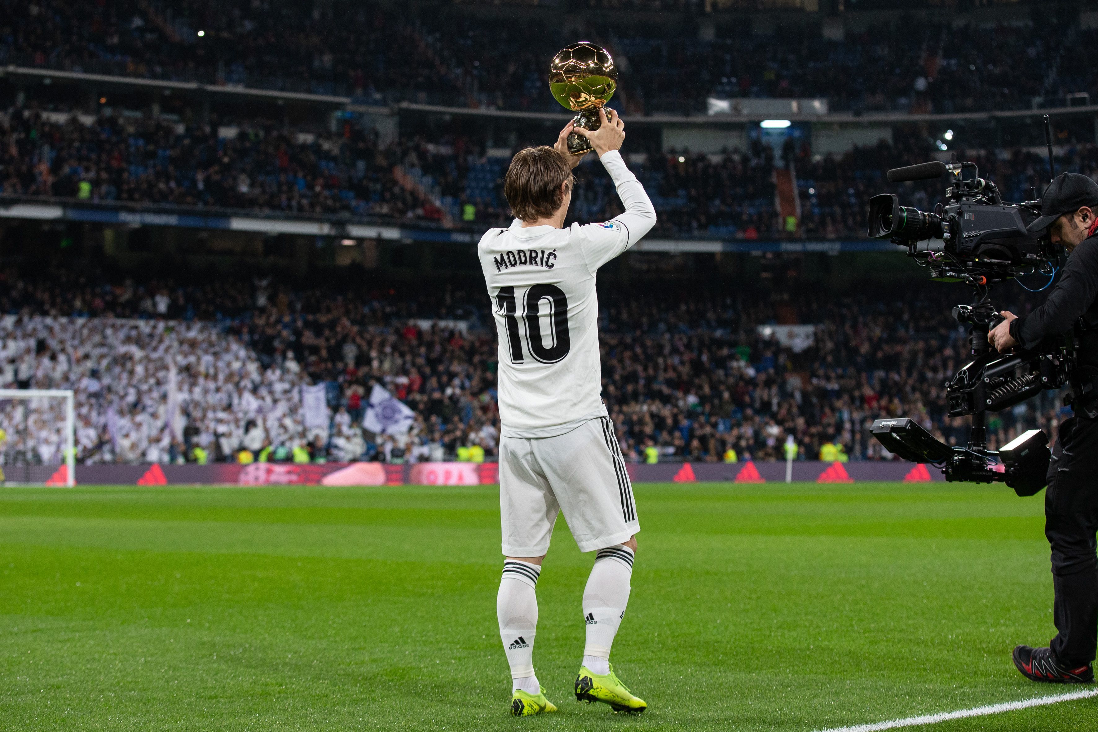 欧冠积分榜：拜仁、阿森纳、国米全胜领跑，下轮前二直接对话（欧冠积分榜：拜仁、阿森纳、国米保持全胜领跑，下轮前二强强对话）