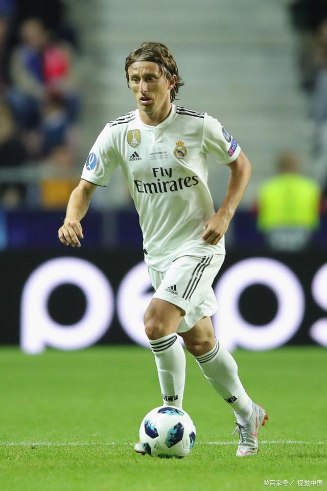 排球王莱昂+科门达+萨萨克 三巨头续约 冲击波超新赛季（球王莱昂携科门达、萨萨克续约，冲击波三大核心剑指新赛季）